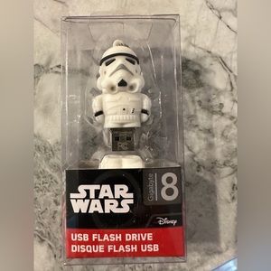 Disney STAR WARS 8 GB White Storm Trooper USB Flash Drive Keychain.